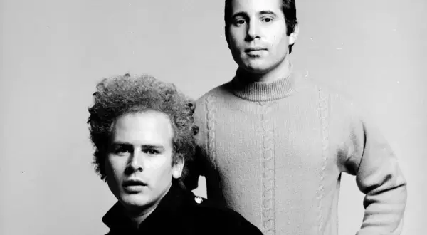 Simon & Garfunkel, icone di "the sound of silence significato", posano in un ritratto in bianco e nero.