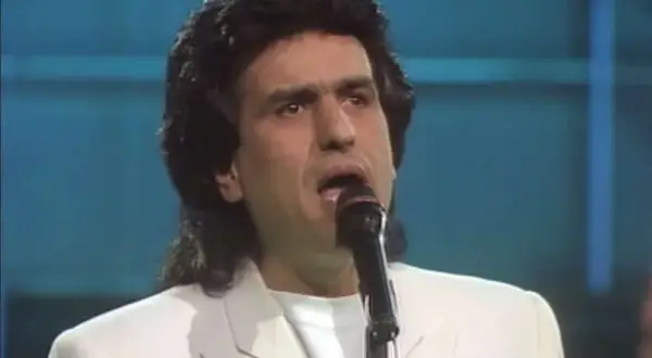 Toto Cutugno canta "Solo noi", un classico delle canzoni italiane, con la sua voce inconfondibile.