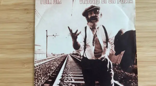 Copertina disco "Viaggio di un poeta" I Dik Dik: un uomo con cappello e barba, in piedi sui binari, sembra narrare storie.