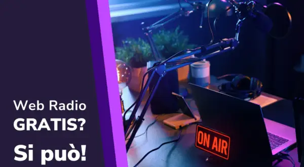 Microfoni, cuffie e laptop in uno studio radiofonico. La scritta "ON AIR" illumina la scena, suggerendo una radio senza pubblicità, libera e creativa.