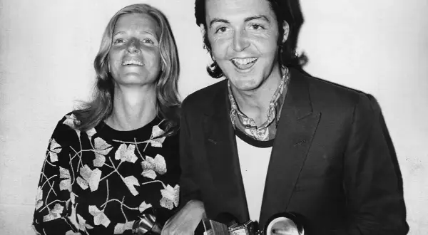 Paul McCartney sorride con una donna, entrambi tengono premi. Potrebbe essere un momento legato a un album di Paul McCartney.