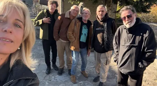 Un gruppo di musicisti del consorzio suonatori indipendenti posa all'aperto, con una donna in primo piano.