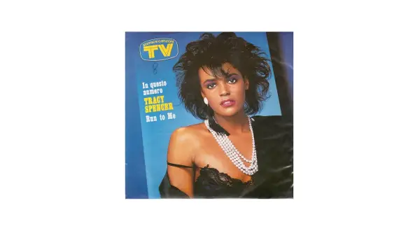 Tracy Spencer, con un look audace e un sorriso seducente, ci invita a correre da lei con il suo brano "Run to Me".