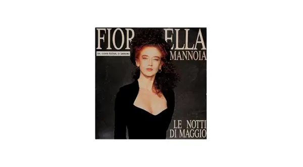 Fiorella Mannoia, con il suo look iconico, interpreta "Le notti di maggio" in un'immagine che evoca la magia del Festival di Sanremo.