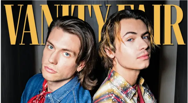 Due giovani uomini, uno con camicia di jeans e bandana rossa, l'altro con camicia a quadri, posano per Vanity Fair. Chissà quale sarà la loro prossima canzone, dove e quando la ascolteremo.