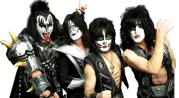 I quattro membri della band rock Kiss, con il loro iconico trucco e costumi, posano per una foto.