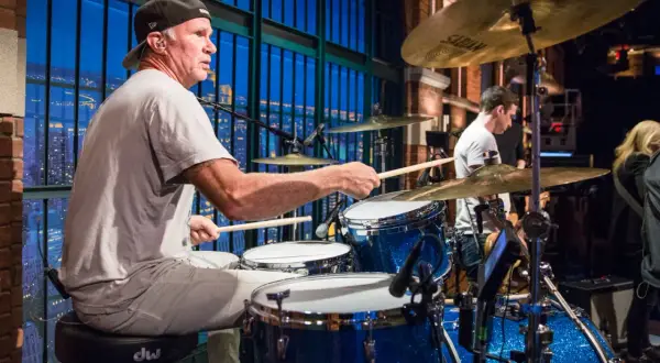 Chad Smith, chitarrista dei Red Hot Chili Peppers, suona la batteria con passione.