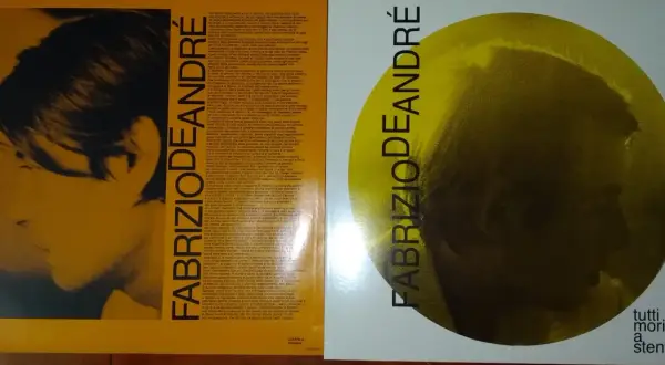 Copertina album "tutti morimmo a stento" di Fabrizio De André, con profilo di un uomo su sfondo giallo e testo verticale.