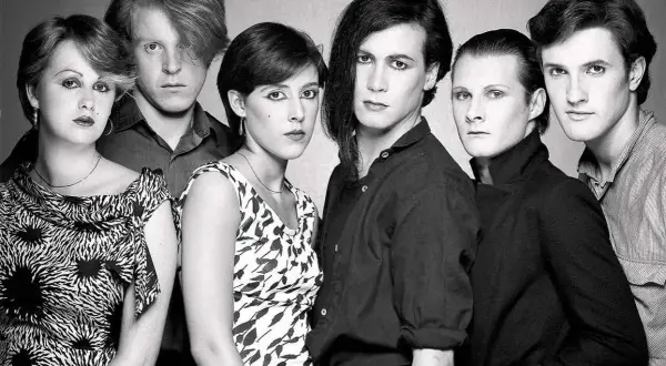 I membri di The Human League posano per un ritratto in bianco e nero, con look distintivi degli anni '80.