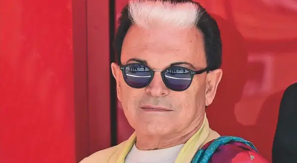 Cristiano Malgioglio, con i suoi capelli bicolore e occhiali da sole, pronto a raccontare le sue canzoni scritte.