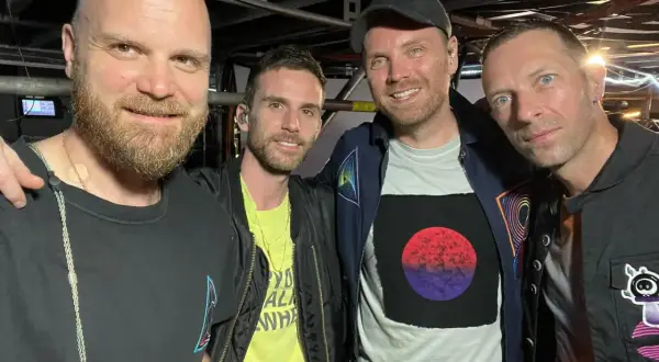 I membri dei Coldplay, Will Champion, Guy Berryman, Jonny Buckland e Chris Martin, sorridono in un selfie dietro le quinte.