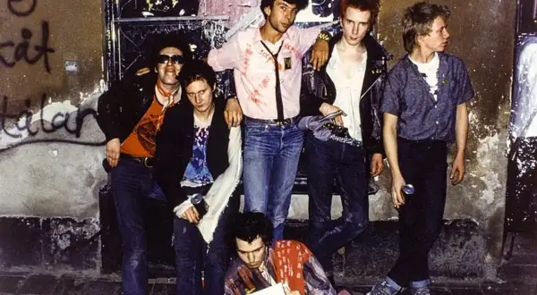 Un gruppo di punk con abiti strappati e capelli colorati, un'icona di ribellione. "Never mind the bullock", dicevano, sfidando il mondo.