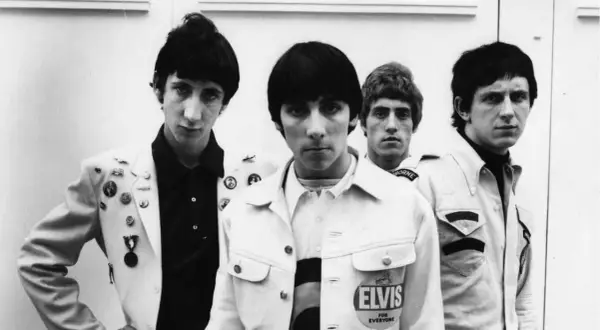 I quattro membri di the who cantante posano per una foto. Il cantante Roger Daltrey è in primo piano, con Pete Townshend, John Entwistle e Keith Moon alle sue spalle.