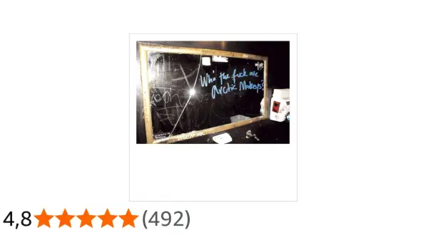 Specchio con scritta "Who the fuck are Arctic Monkeys?", un riferimento all'album di Arctic Monkeys.
