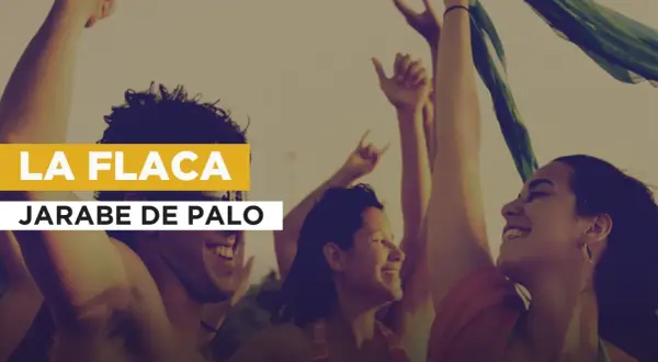 La flaca canzone risuona mentre un gruppo di amici festeggia con le braccia alzate e un drappo verde svolazzante.