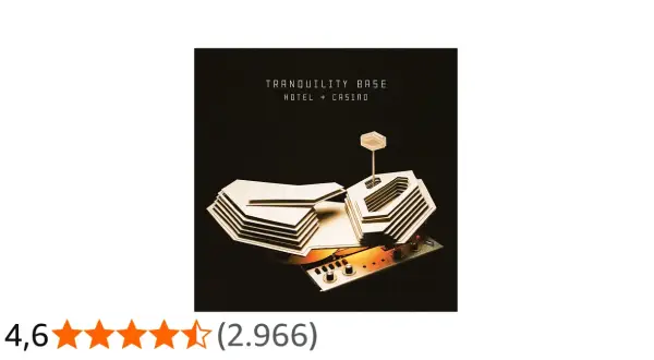 Copertina dell'album Tranquility Base Hotel & Casino, con un modello futuristico di edificio e un pannello di controllo.