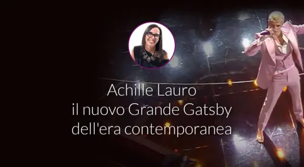 Achille Lauro, il nuovo Grande Gatsby, canta sul palco. Le sue canzoni evocano un'era contemporanea.