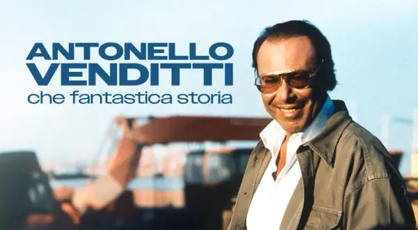 Antonello Venditti sorride, con occhiali da sole e giacca, in un'immagine che evoca un ricordo di settembre e una fantastica storia.
