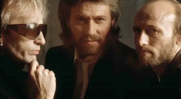 I fratelli Gibb dei Bee Gees, icone delle loro indimenticabili canzoni, in un ritratto intenso.