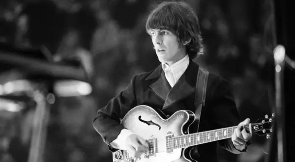 George Harrison, con la sua chitarra, crea le melodie indimenticabili delle sue canzoni.