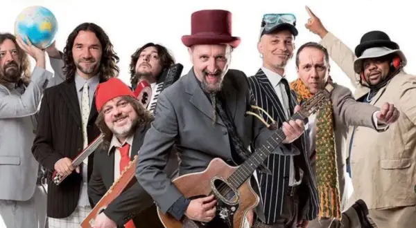 I membri della Bandabardò, con strumenti e cappelli stravaganti, pronti a suonare le loro canzoni.