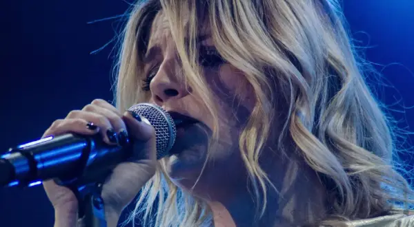 Emma Marrone canta con passione, le sue canzoni risuonano nell'aria.
