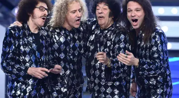I cugini di campagna originali, con le loro iconiche giacche scintillanti, cantano sul palco con entusiasmo.