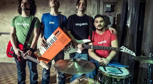 Quattro ragazzi con magliette a tema musicale, pronti a fare rock. Un gruppo di giovani artisti italiani.