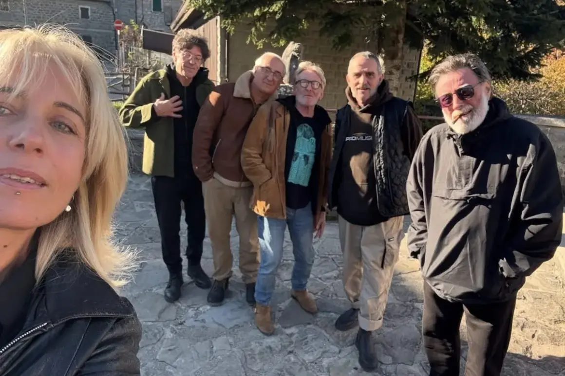 Un gruppo di musicisti del consorzio suonatori indipendenti posa all'aperto, con una donna in primo piano.
