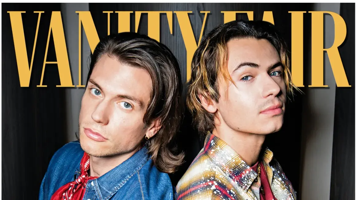Due giovani uomini, uno con camicia di jeans e bandana rossa, l'altro con camicia a quadri, posano per Vanity Fair. Chissà quale sarà la loro prossima canzone, dove e quando la ascolteremo.