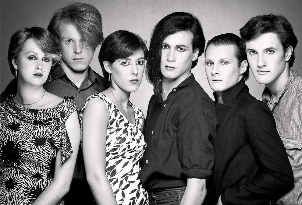 I membri di The Human League posano per un ritratto in bianco e nero, con look distintivi degli anni '80.