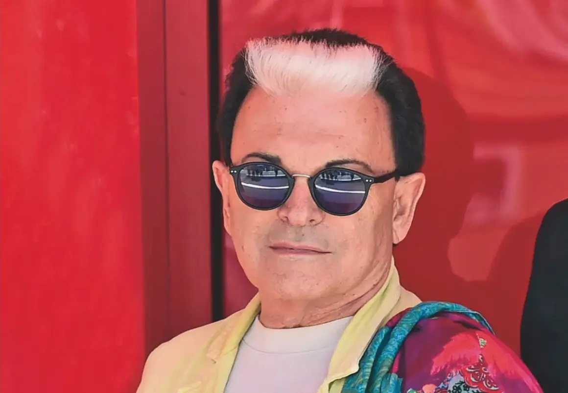 Cristiano Malgioglio, con i suoi capelli bicolore e occhiali da sole, pronto a raccontare le sue canzoni scritte.