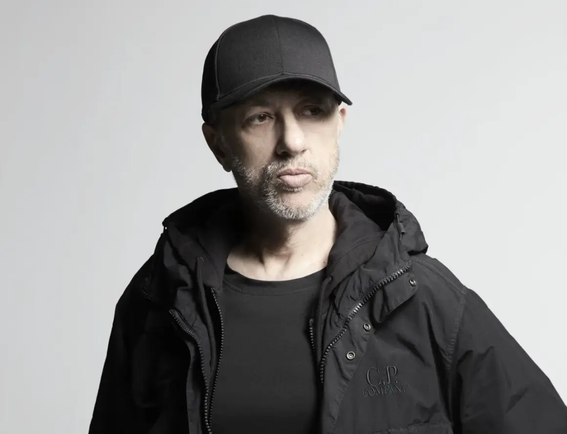 Uomo con cappellino e giacca nera, pensieroso. Potrebbe essere il momento di ascoltare le sue canzoni di Neffa.
