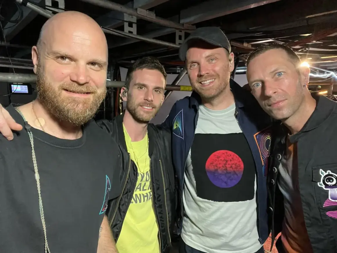 I membri dei Coldplay, Will Champion, Guy Berryman, Jonny Buckland e Chris Martin, sorridono in un selfie dietro le quinte.