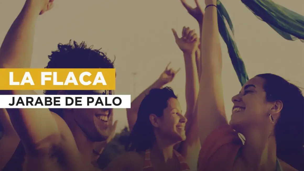 La flaca canzone risuona mentre un gruppo di amici festeggia con le braccia alzate e un drappo verde svolazzante.