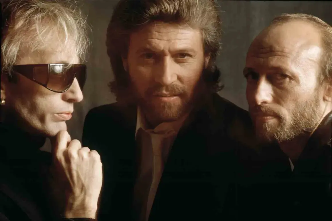 I fratelli Gibb dei Bee Gees, icone delle loro indimenticabili canzoni, in un ritratto intenso.