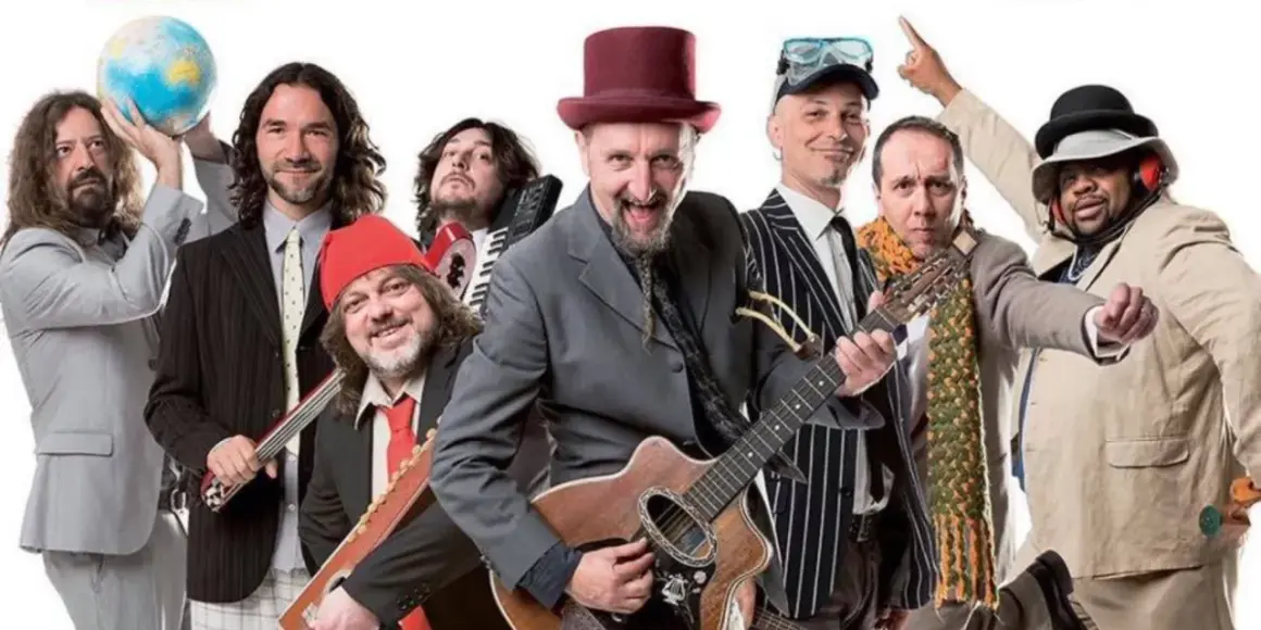 I membri della Bandabardò, con strumenti e cappelli stravaganti, pronti a suonare le loro canzoni.
