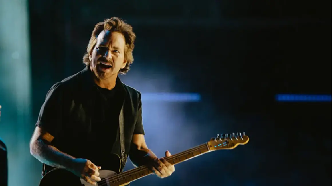 Eddie Vedder con la sua chitarra sul palco, un momento intenso della sua band.