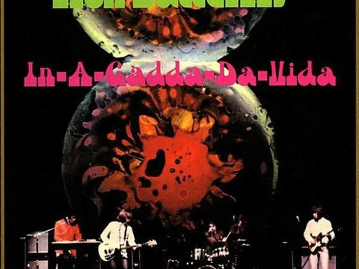 Copertina album "In-A-Gadda-Da-Vida" degli Iron Butterfly: psichedelia e musica dal vivo.