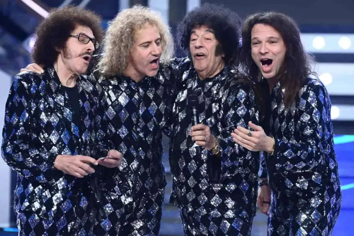 I cugini di campagna originali, con le loro iconiche giacche scintillanti, cantano sul palco con entusiasmo.