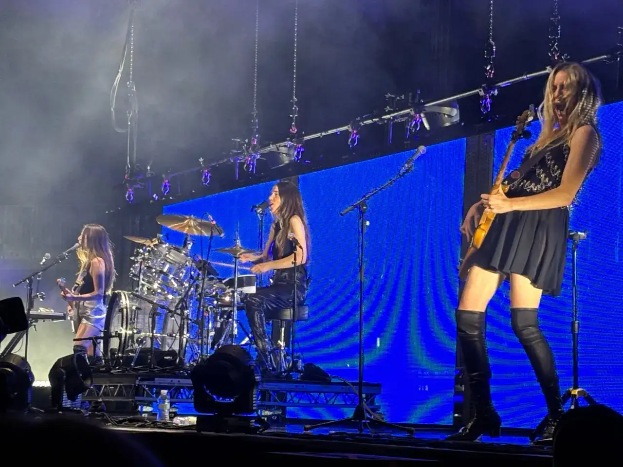 Tre musiciste sul palco, una alla batteria, una alla chitarra e una al microfono, creano un'atmosfera elettrica, come se fosse l'ultima cena party.