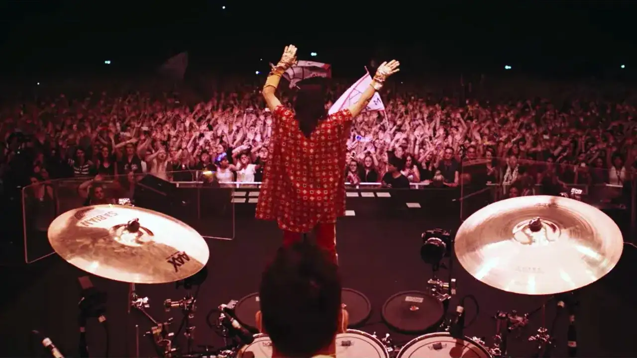 Un concerto dei Thirty Seconds to Mars, con il pubblico in delirio e il cantante sul palco.