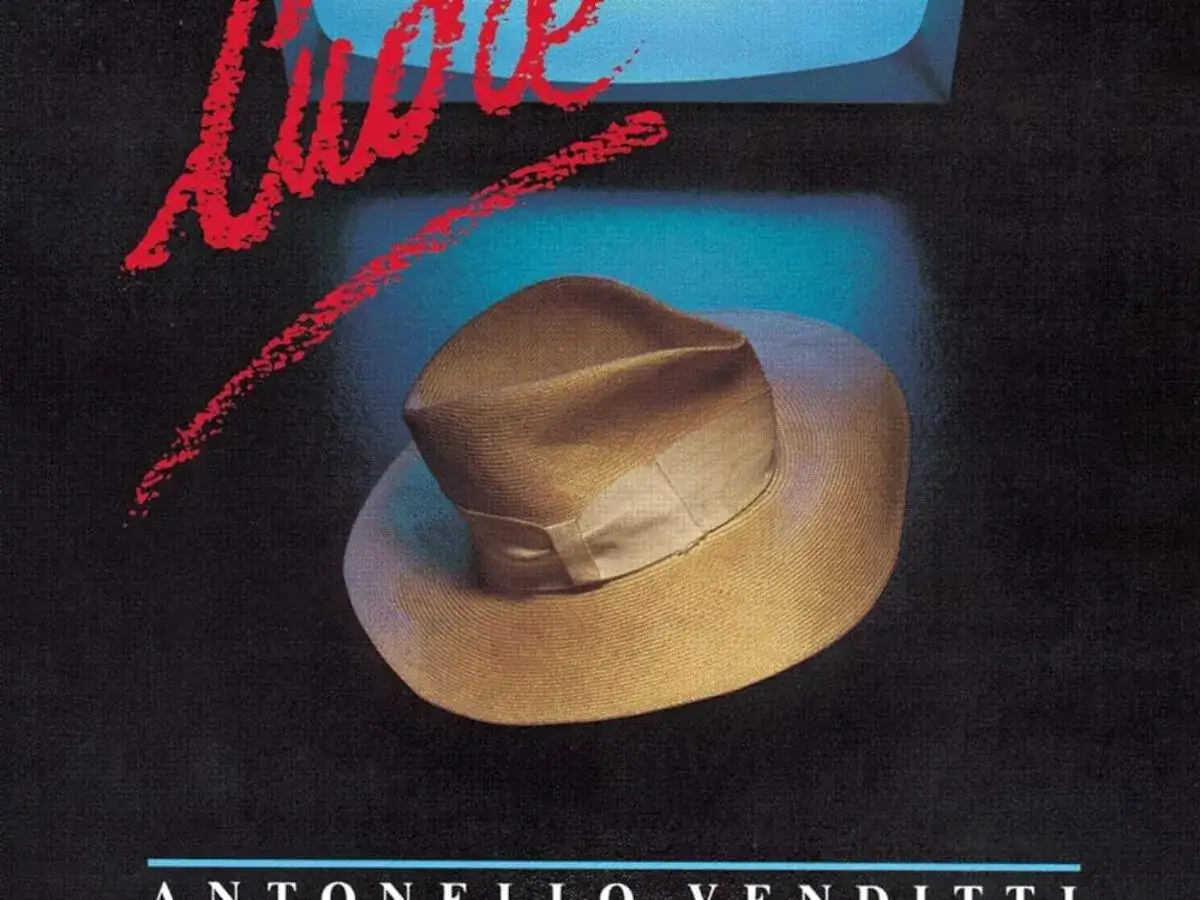 Cappello di paglia su sfondo scuro, con scritta rossa 