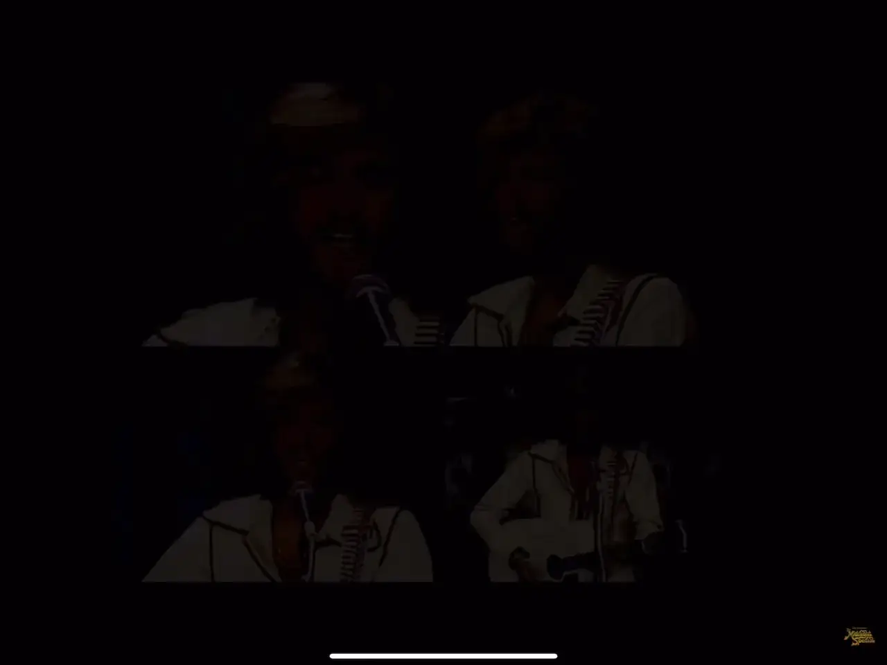 Quattro immagini di un uomo con capelli biondi, che canta al microfono e suona la chitarra. 