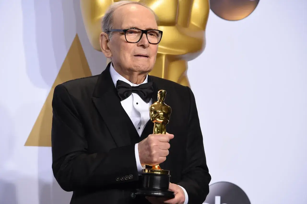 Ennio Morricone, con il suo Oscar, celebra una carriera ricca di successi e candidature.
