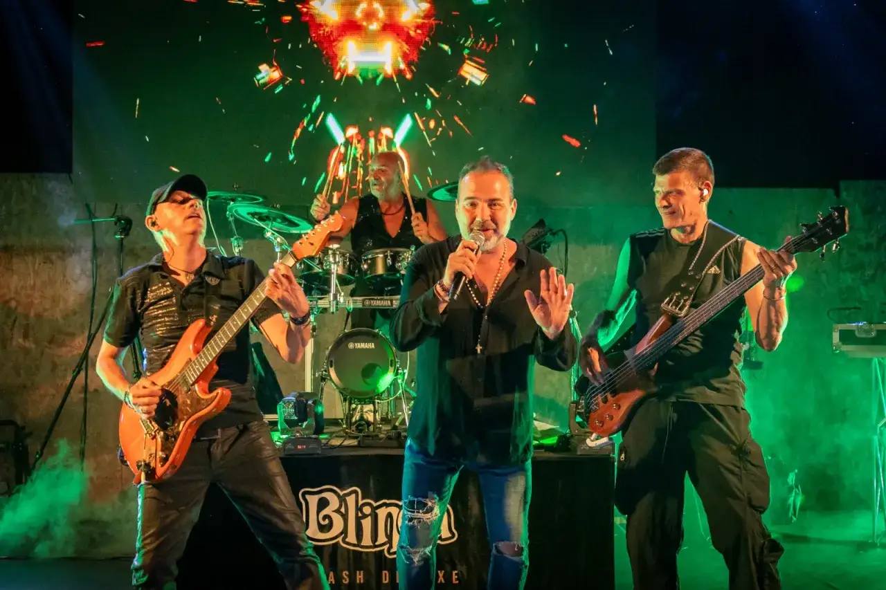 Un gruppo musicale italiano dal vivo, con chitarrista, bassista, cantante e batterista.