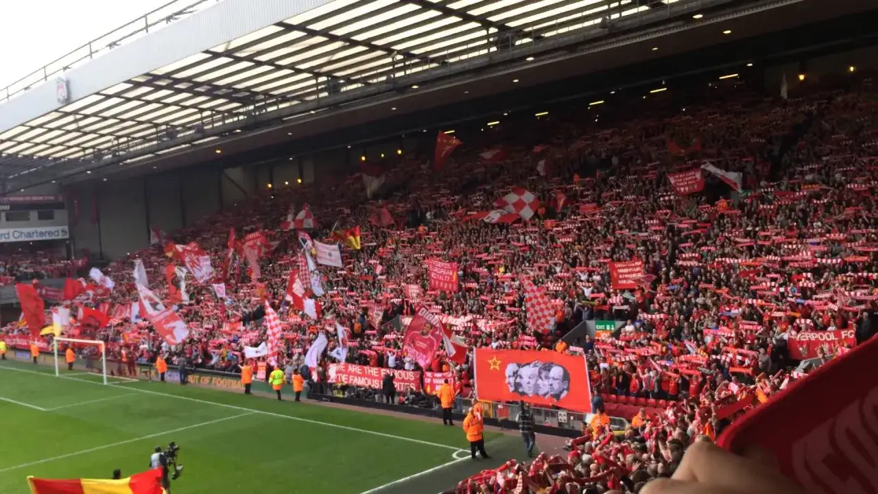 Stadio gremito di tifosi con sciarpe rosse. Un mare rosso che dimostra che non si cammina mai soli.
