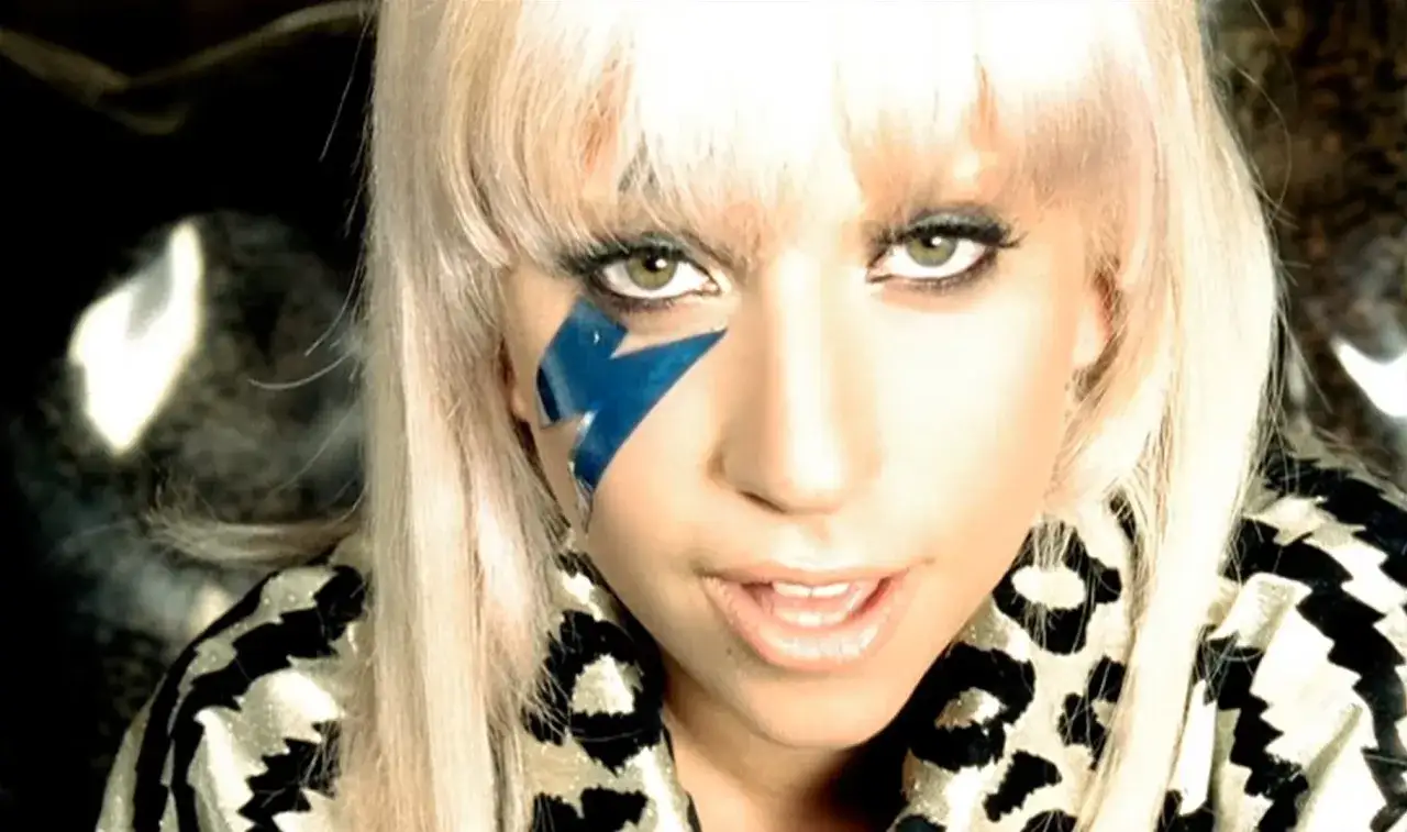 Lady Gaga con fulmine blu sull'occhio, look iconico della sua prima canzone.