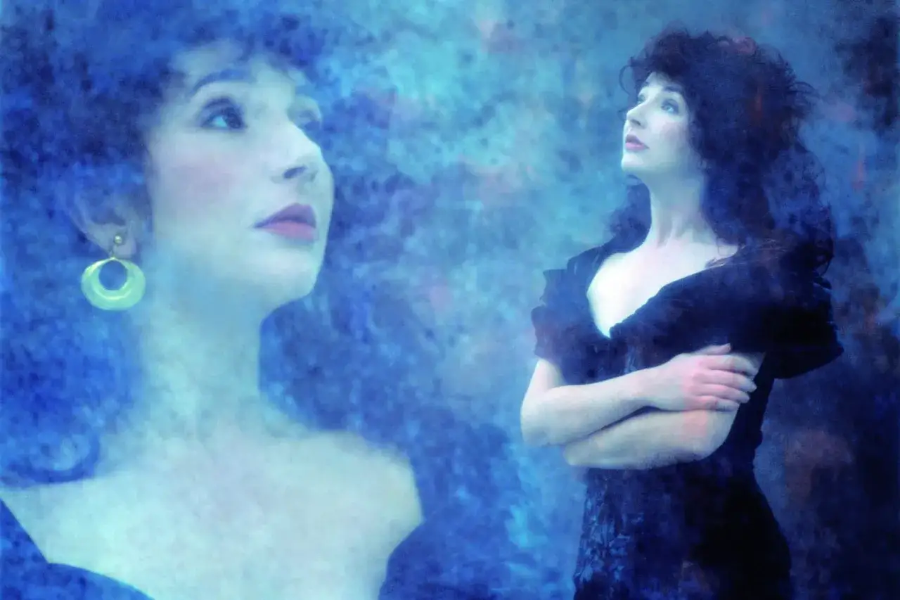 Kate Bush ora, riflessa in un blu etereo. Un'immagine iconica che cattura la sua essenza artistica.