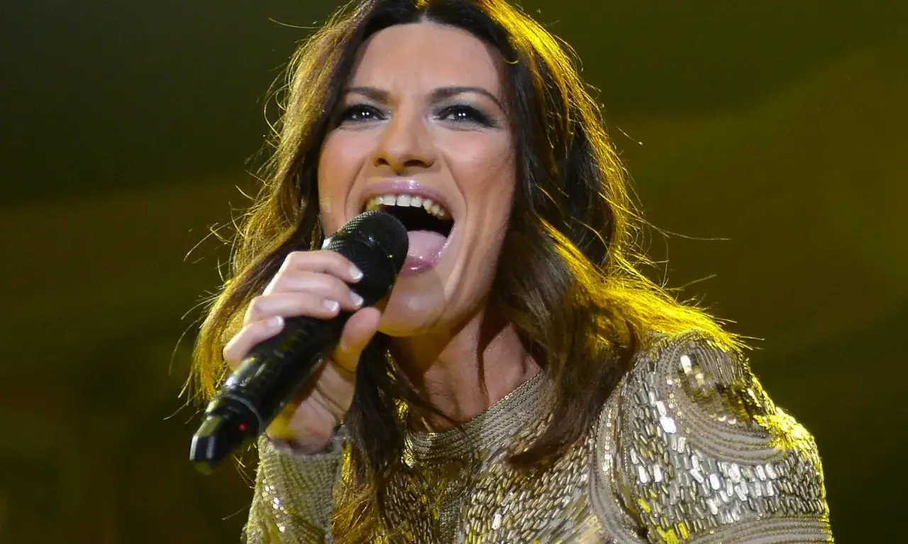 Cantante italiana con microfono, parte di un elenco cantanti italiani.